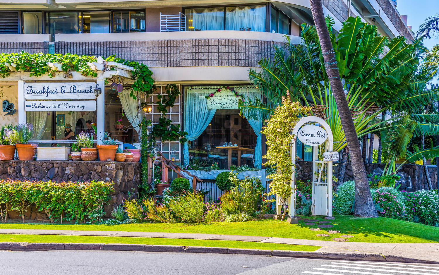 Penthouse104 Waikiki Hawaiian-large-025-Area Breakfast-1500x940-72dpi